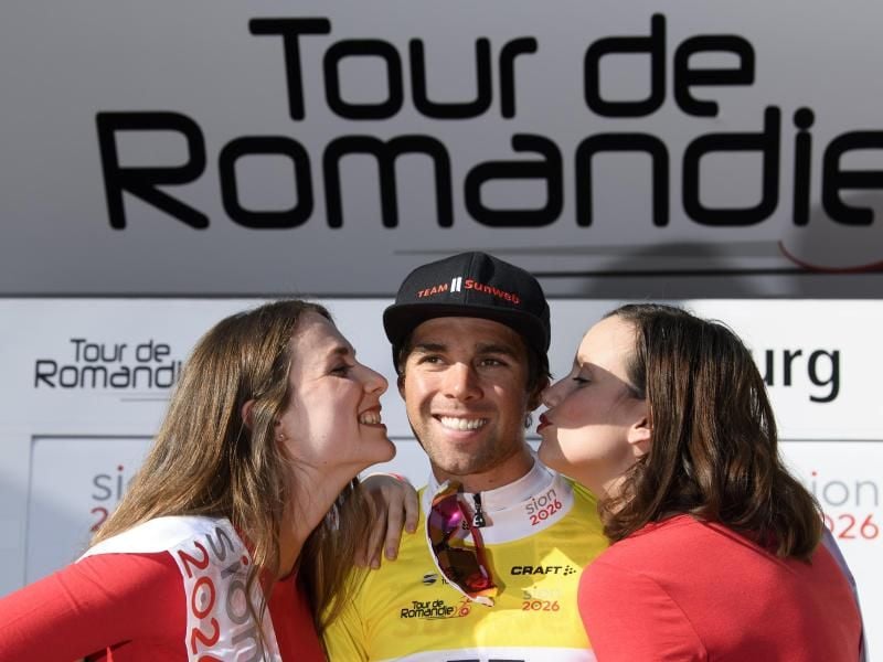 Der Australier Michael Matthews vom Team Sunweb jubelt im gelben Trikot auf dem Podium über seinen Sieg beim Prolog. Foto: Jean-Christophe Bott/KEYSTONE