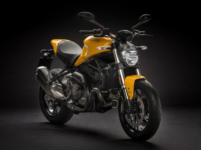 Monster in neuem Look: Gegen Aufpreis hüllt Ducati die standardmäßig rot lackierte Monster 821 auch wieder in einen gelben Farbton. Foto: Giovanni De Sandre/Ducati/dpa-tmn
