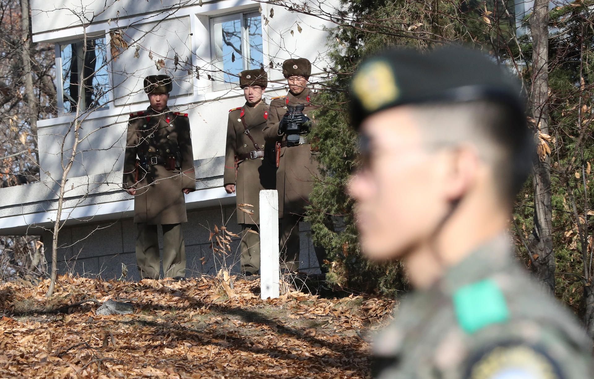 Nordkoreanische Soldaten blicken an der Grenze in Richtung Süden (Symbolbild).