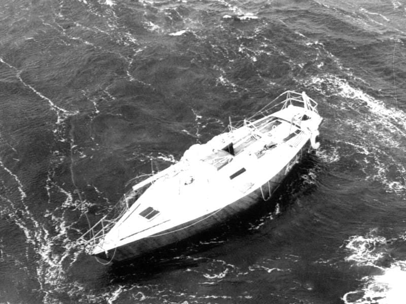 Das verlassen im Meer vor der irischen Südküste treibende Wrack der Jacht „Ariadne” am 14. August 1979. Foto: UPI