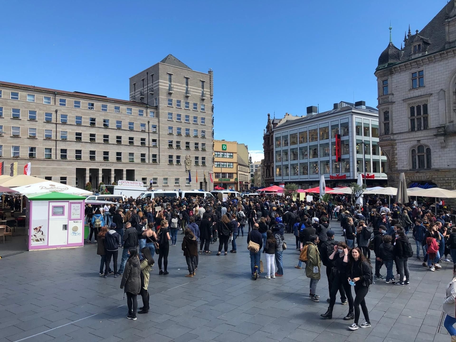 Auf dem Marktplatz in Halle haben sich mehrere Hundert Demonstranten versammelt.