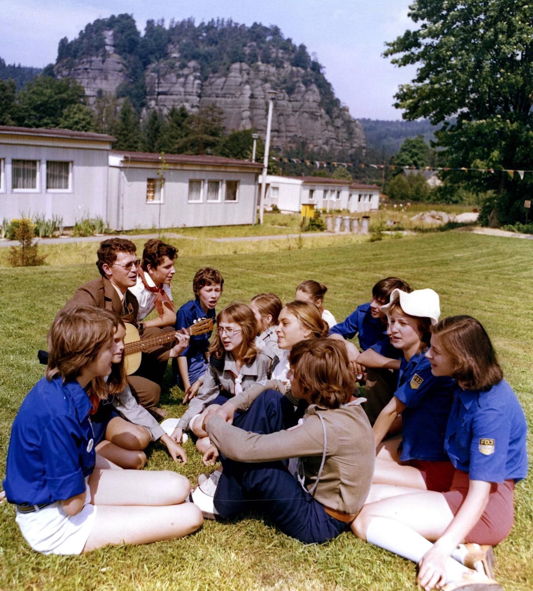 1975: FDJler singen in einem Pionierlager in der sächischen Schweiz.