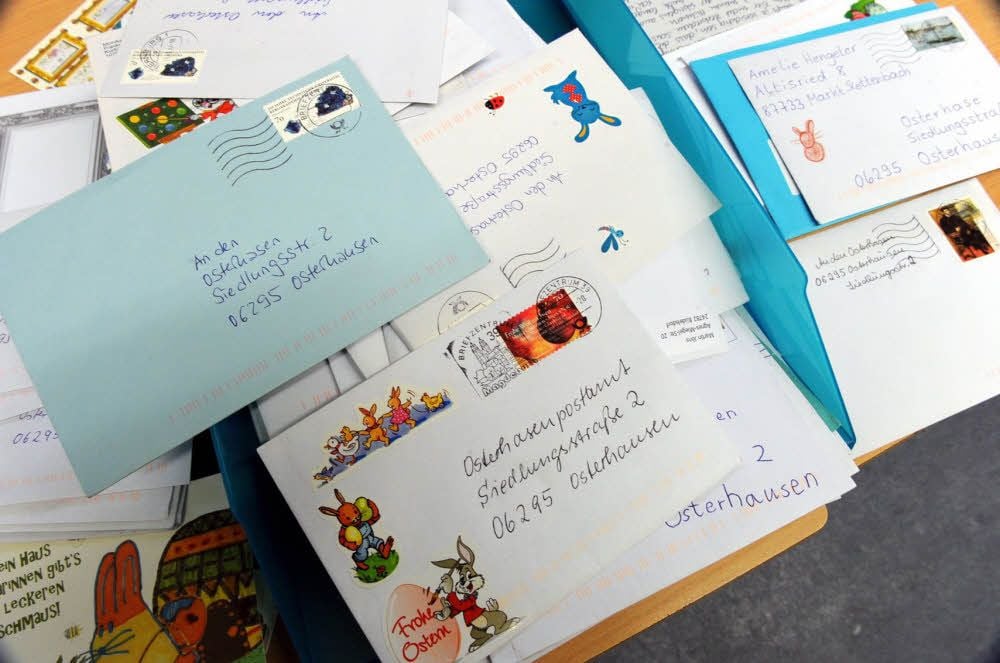 Das Osterhasenpostamt hat in Osterhausen schon geöffnet.