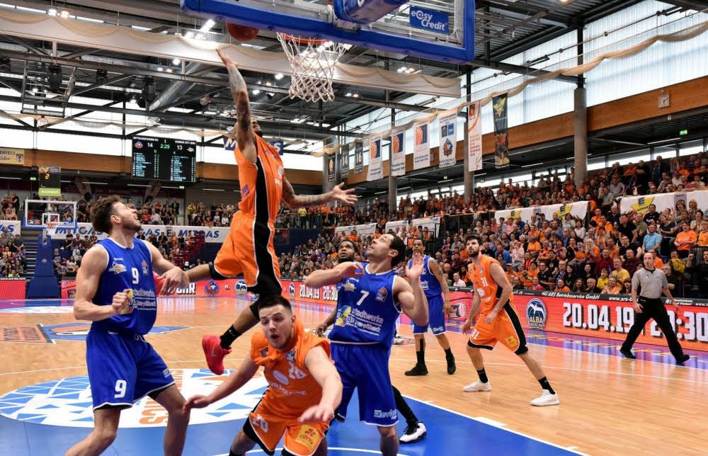 Sorgen Sergio Kerusch (2.v.l.) und Co. gegen Alba Berlin für eine Überraschung?