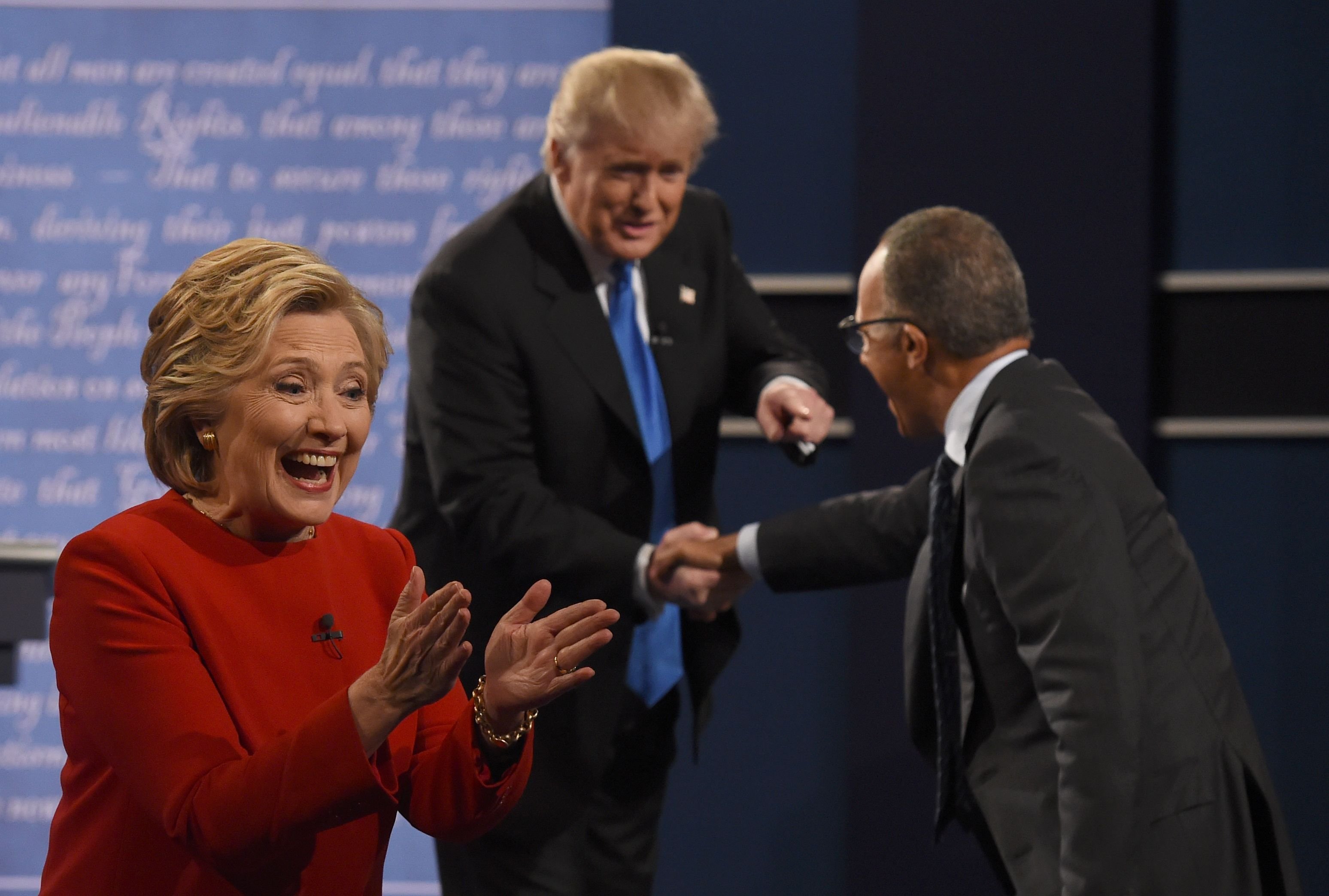 Hillary Clinton (l.) und Donald Trump mit Moderator Lester Holt