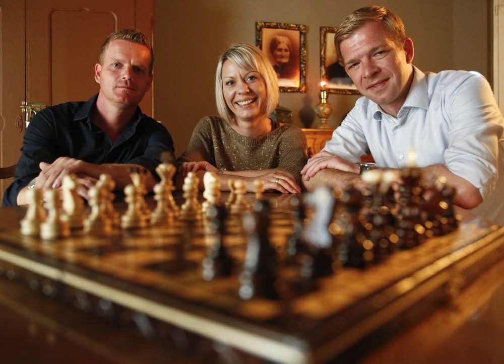 Torsten Körner (l.), Yvonne Rathenauer (M.) und Thomas Rathenauer haben gemeinsam den ersten „Fluchtraum“ in Halle eröffnet.