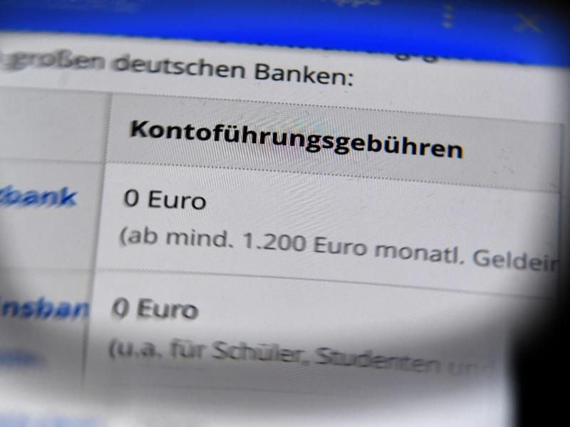 Kontoführungsgebühren verschiedener Banken werden auf einem Handydisplay angezeigt. Foto: Jens Kalaene/Illustration