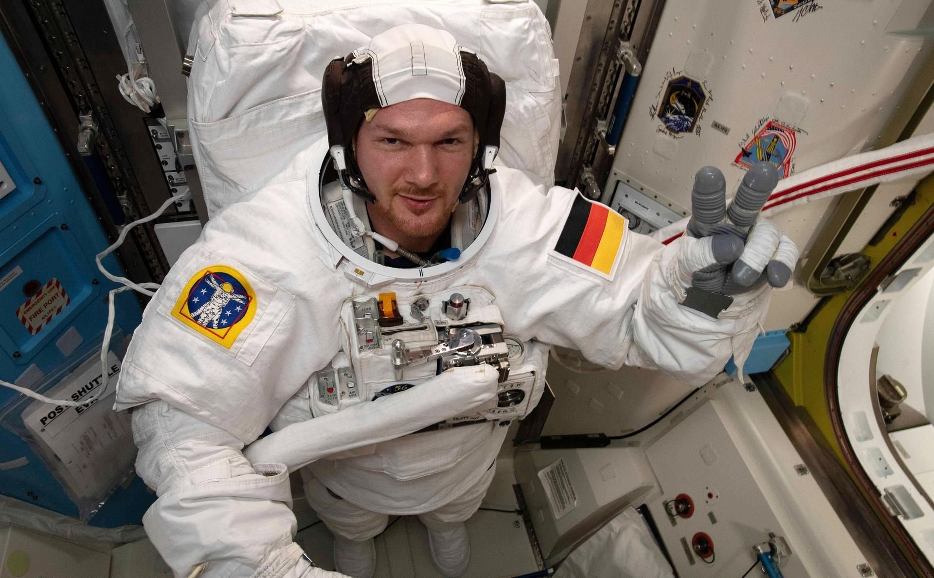 Der deutsche Alexander Gerst grüßt aus dem All