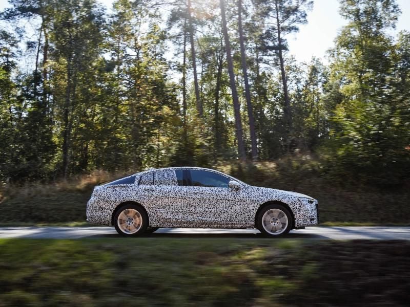 Noch mit Tarnung unterwegs: Der neue Insignia Grand Sport als Viertürer mit Schrägheck ist 4,90 Meter lang. Foto: Opel