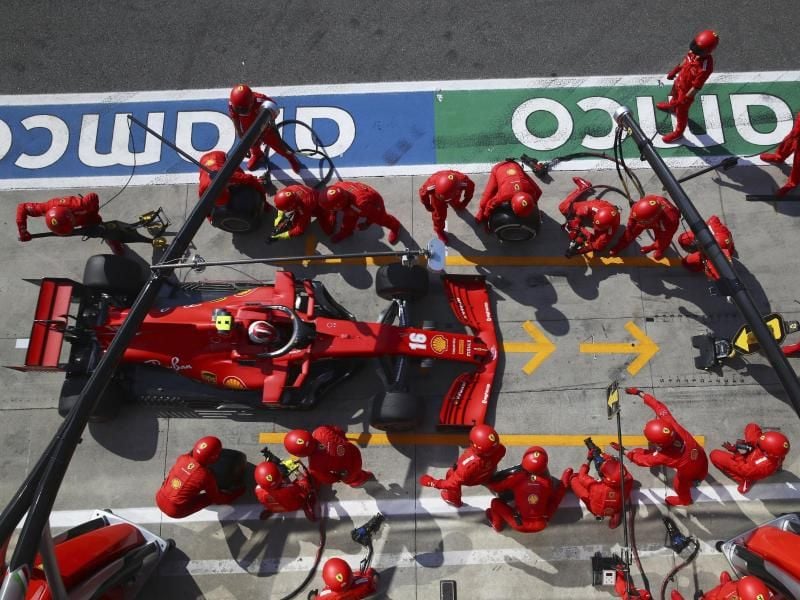 Charles Leclerc vom Team Scuderia Ferrari kommt während des Rennens an die Box. Foto: Mark Thompson/Getty Pool/AP/dpa
