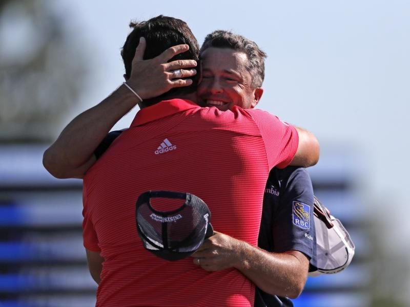 Sieger im Teamwettbewerb der PGA-Tour: Ryan Palmer (r) und Jon Rahm. Foto: Gerald Herbert/AP/dpa