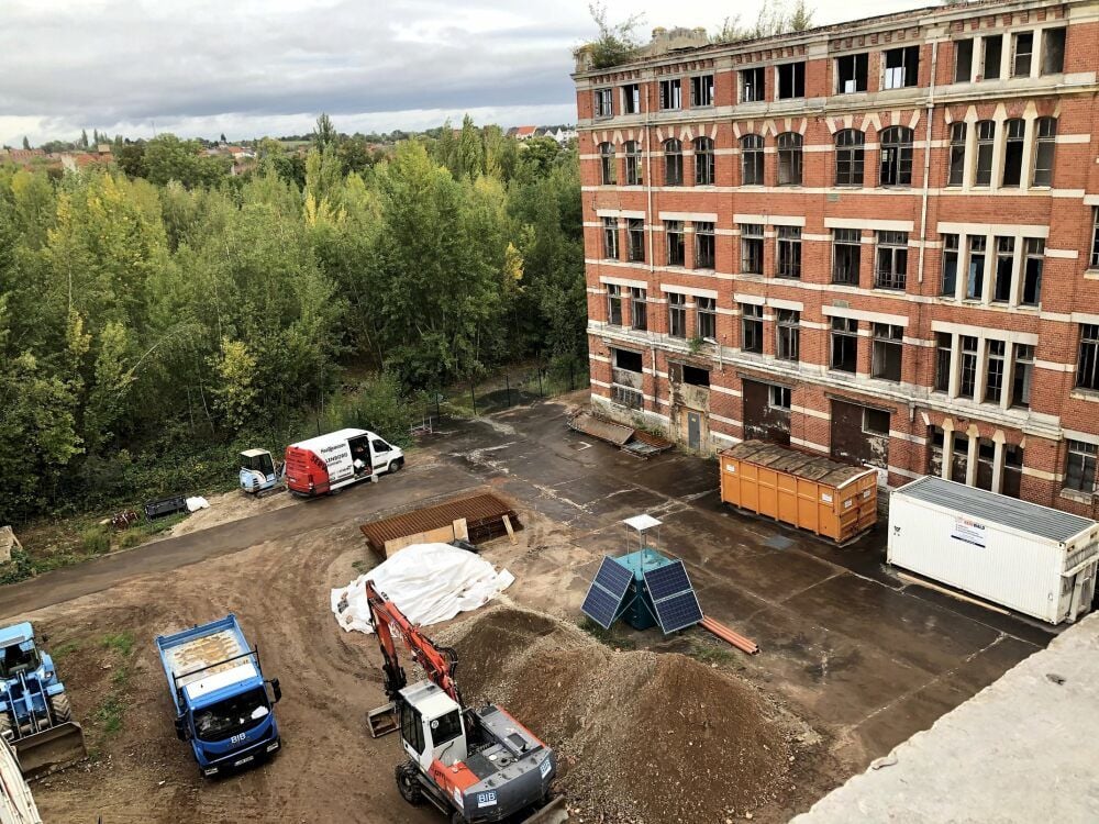 Baustelle: Ein seltener Blick bietet sich aus dem entkernten ehemaligen Zekiwa-Hauptgebäude auf den Innenhof.
