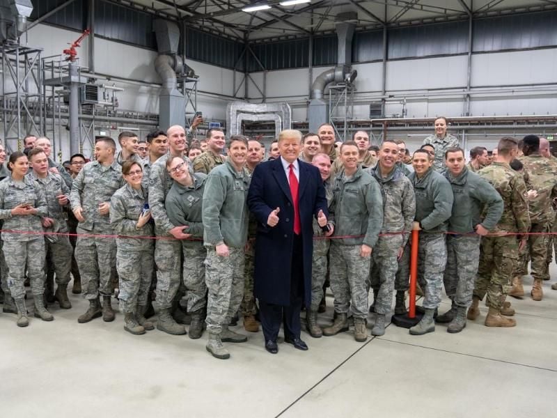 Donald Trump lässt sich 2018 während eines Zwischenstopps auf dem Stützpunkt der US-Luftwaffe in Ramstein mit Militärangehörigen fotografieren. Foto: Shealah Craighead/White House /dpa
