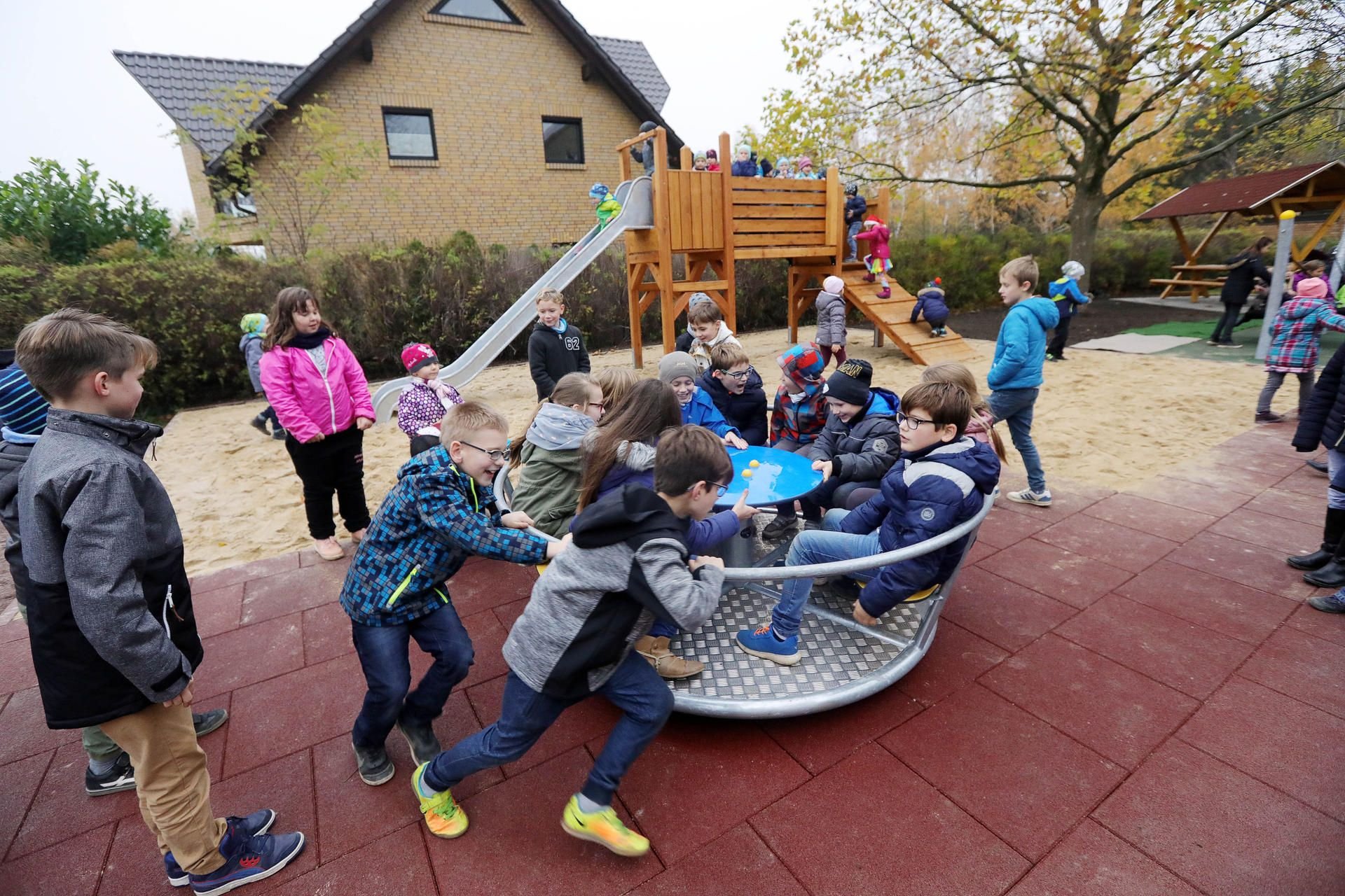 Glücklich über den neu gestalteten Spielplatz sind die Brehnaer Kinder.
