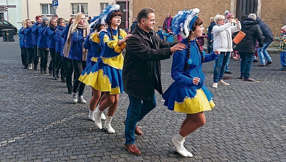 Der Mansfelder Karnevals-Club tanzte im vorigen Jahr am 11.11. eine Polonaise mit Bürgermeister Andreas Koch.