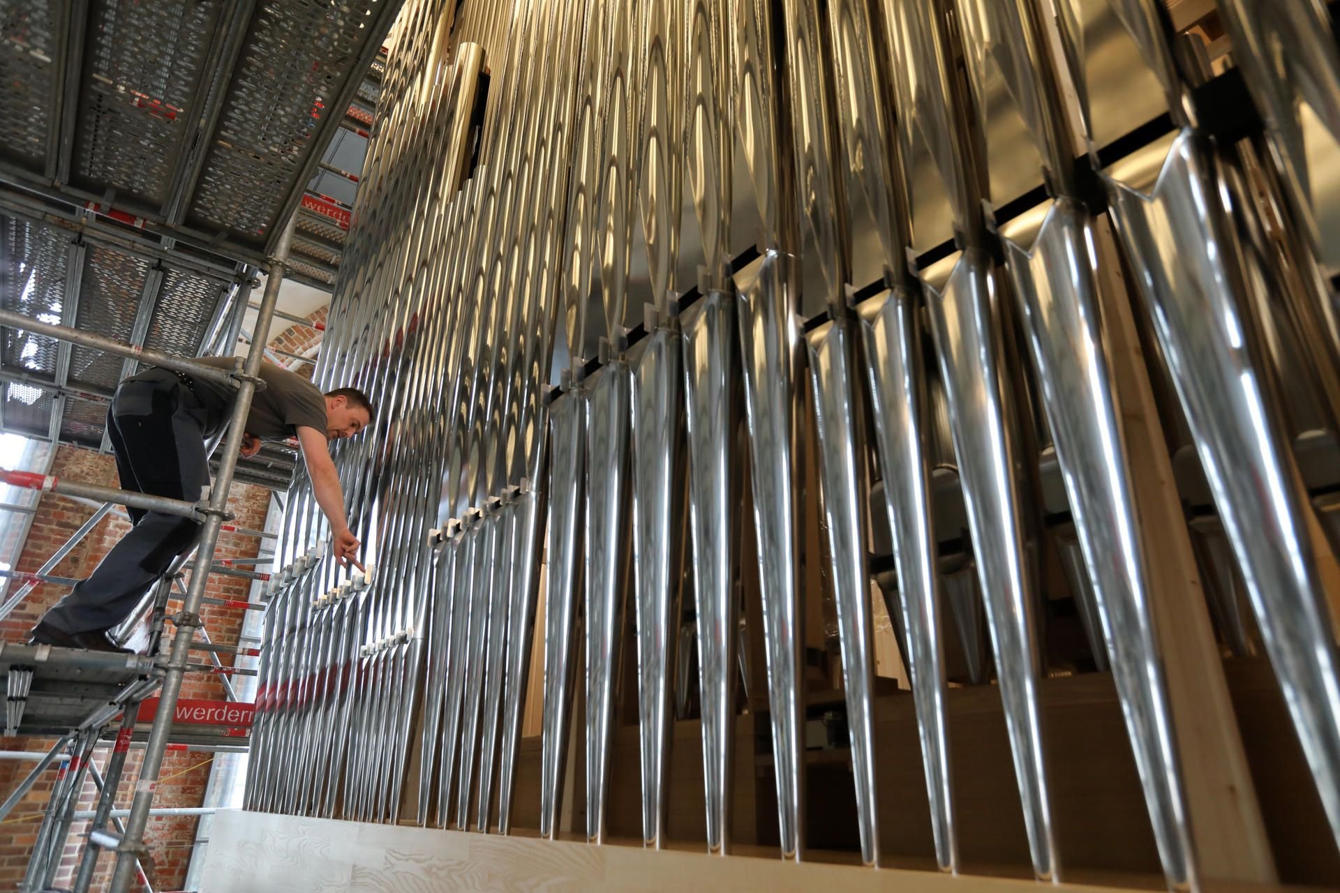 Bauleiter Ansgar Gaulke von der Berliner Orgelbaufirma Karl Schuke arbeitet an der neuen Orgel in der Konzertkirche Neubrandenburg