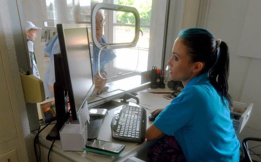 Lisa-Marie Böttger verkauft Fahrkarten und berät Bahnkunden.