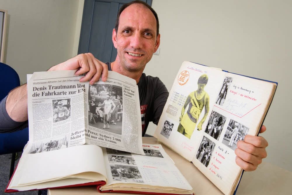 Mike Trautmann, Olympia-Teilnehmer 2000 in Sydney, mit der von Hans-Peter Knospe geerbten Gleinaer Geher-Chronik, in der Naumburg natürlich eine große Rolle spielt. Der jüngere der beiden Trautmann-Brüder organisiert den Empfang zum 50-jährigen Jubiläum im Architektur- und Umwelthaus.