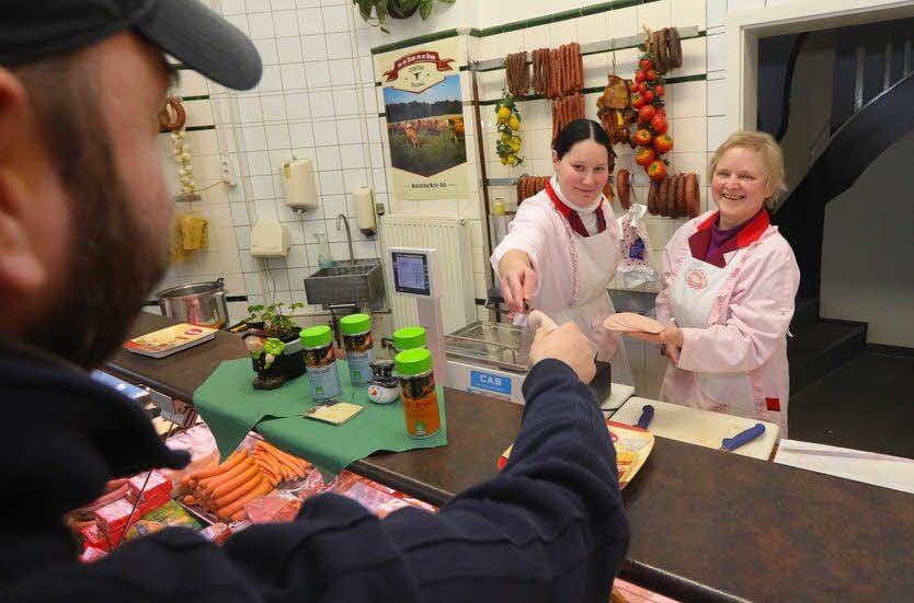 Sabrina Bier und Brigitte Mohrahrend bedienen im Verkaufsraum.