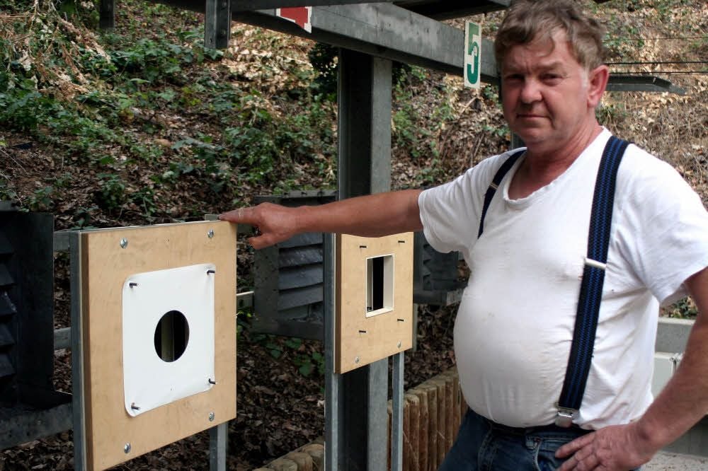 Bernd Schiller, Sportleiter des Lebiener Schützenvereins, an den Zielscheiben der neuen elektronischen Trefferanzeige