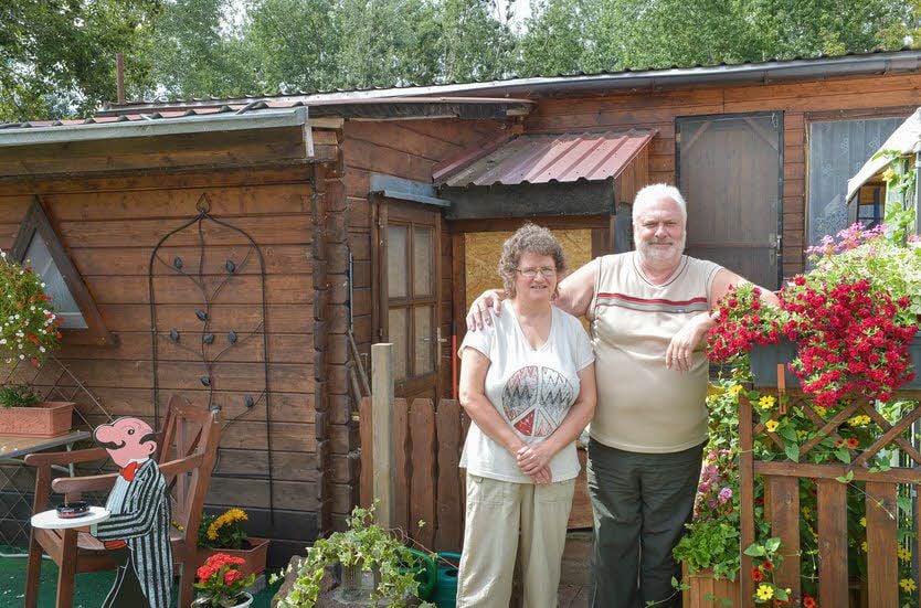 Hella und Peter Schubert vor ihrem Domizil auf dem Campingplatz
