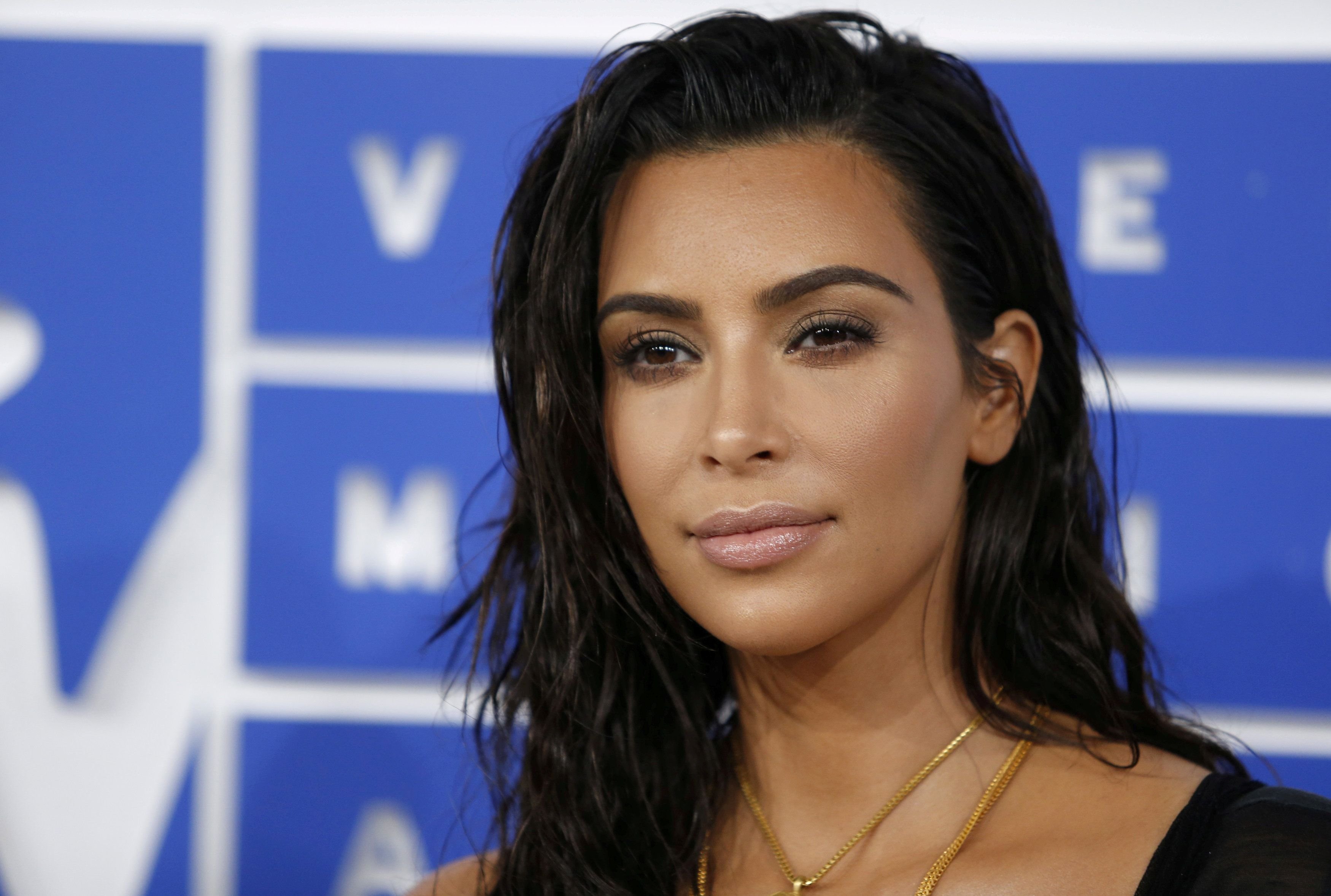 Drei Monate nach dem Überfall auf Kim Kardashian (Bild) in Paris wurden jetzt 16 Personen verhaftet.