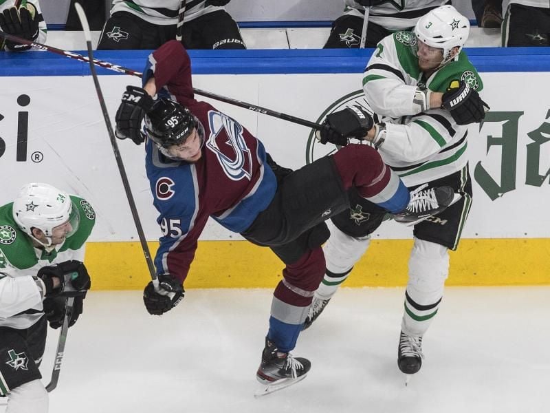 André Burakovsky (M.) schied mit Colorado Avalanche aus den NHL-Playoffs aus. Foto: Jason Franson/The Canadian Press/AP/dpa