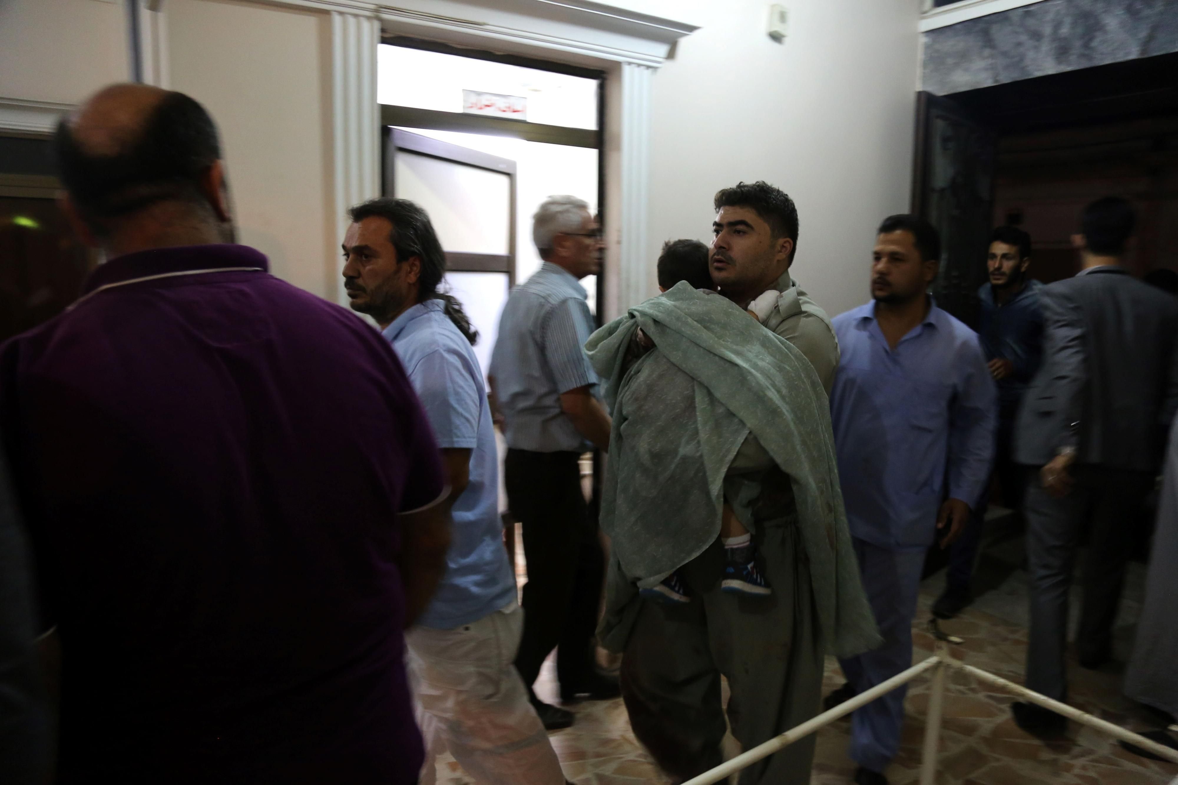 Opfer und Angehörige im Krankenhaus. Beim Anschlag auf eine kurdische Hochzeit in der Provinz Hasakeh starben zahlreiche Menschen.