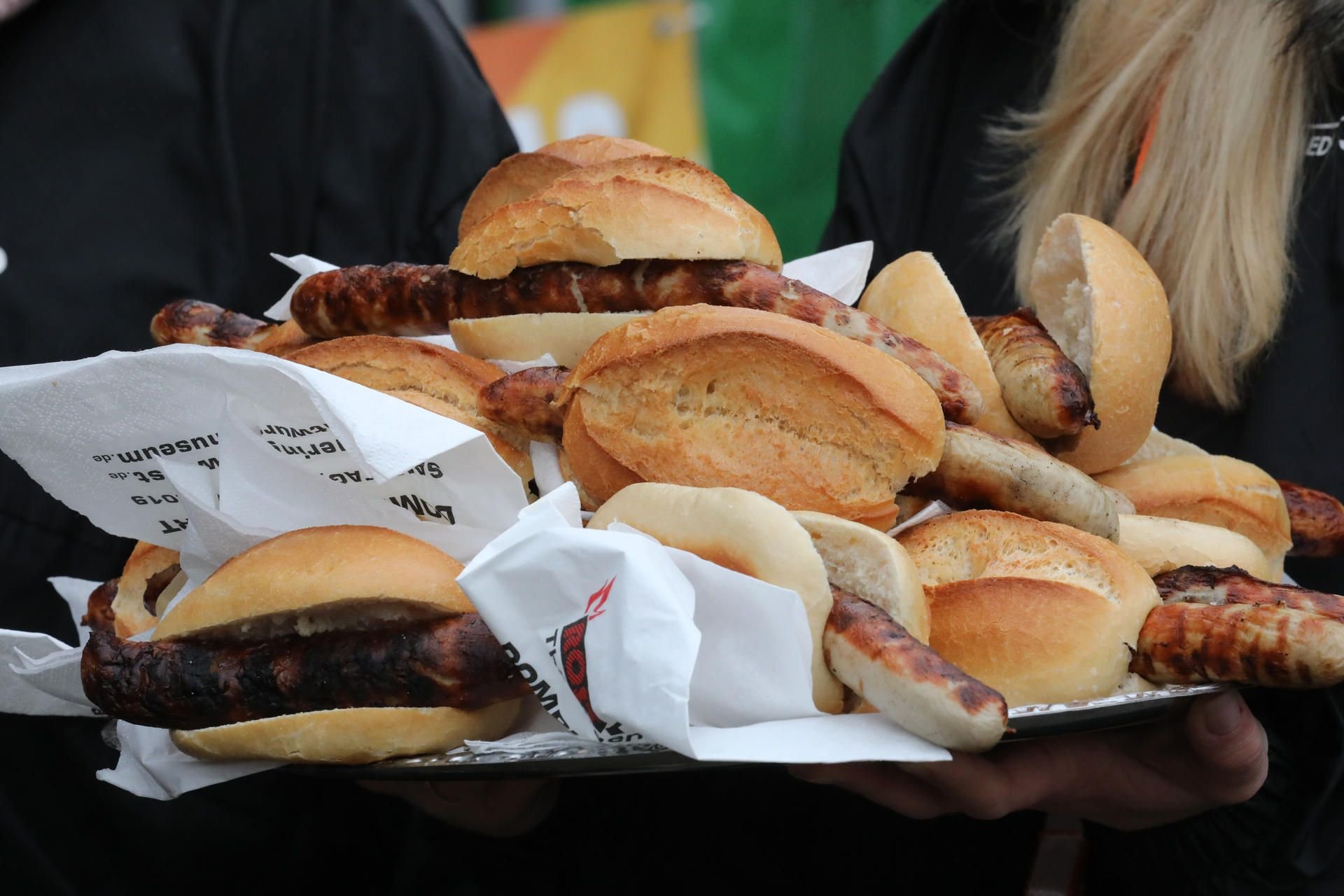 Thüringer Rostbratwürste in Brötchen liegen auf einem Tablett bei der Eröffnung der Grillsaison "RostKultur - Thüringen glüht auf".