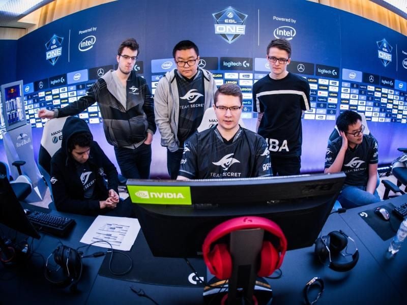Adrian „Fata” Trinks (hinten links) während seiner Zeit mit Team Secret bei der ESL One Hamburg 2017. Foto: Adela Sznajder/ESL/dpa