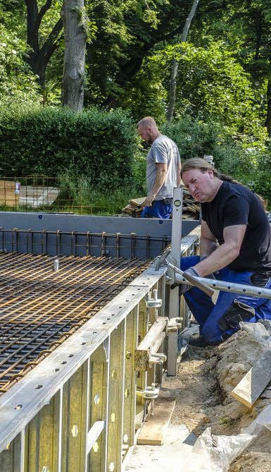 Gegenwärtig wird die Bodenplatte des Wasserbeckens im Pretzscher Kurpark erneuert.