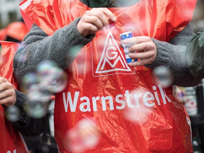 Arbeiter gehen geschlossen während einem 24 stündigen IG-Metall-Warnstreik. Foto: Sebastian Gollnow
