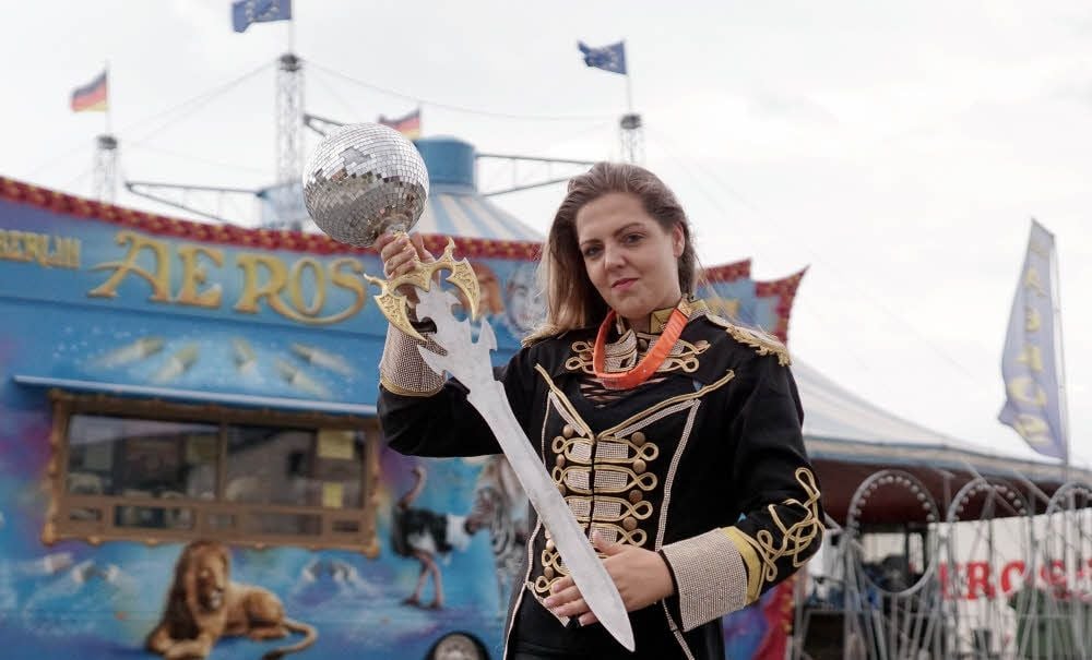 Jaline Schmidt ist als Miss Juliana mit einer Säbel-Balance im Zirkus Aeros zu sehen.