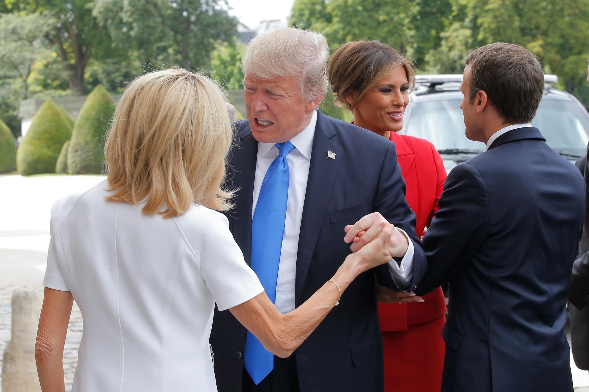 Donald Trump redet auf Brigitte Macron ein.