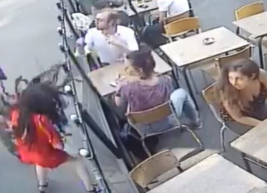 Auf offener Straße hat ein Mann einer Frau einen Schlag verpasst.
