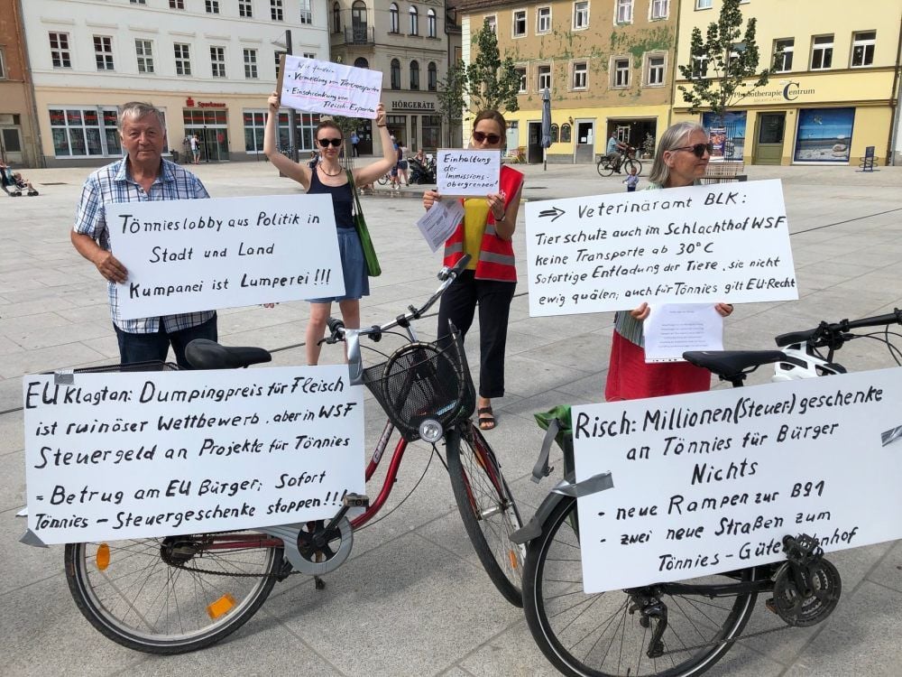 Mit einer Fülle von Plakaten machen die Demonstranten auf dem Weißenfelser Markt auf ihre Forderungen aufmerksam.