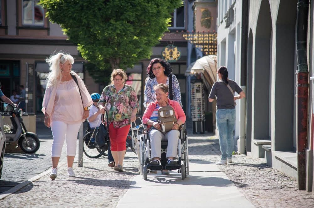 In der Innenstadt, so am Markt und später in der Jakobsstraße, werden verschiedene Geschäfte auf Barrierefreiheit getestet.