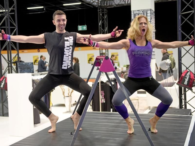 Auf die Zehenspitzen: Piloxing bindet Übungen aus dem Pilates, Ballett und anderen Tanzarten ein. Foto:
