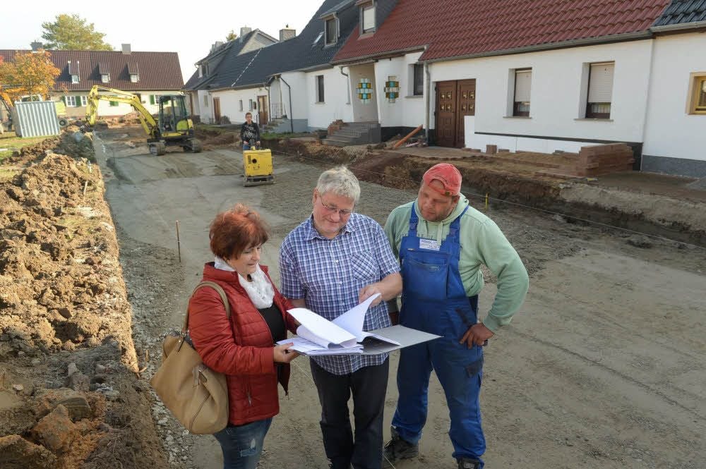Bauamtsleiterin Margrit Fietz, Dirk Schaffenberger und Christian Gatz von der Baufirma Hoffmann (von links) besprechen das Bauprojekt.