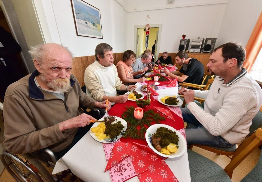 Hans-Jürgen Giesen (links) ist von Beginn an dabei und weiß: Das Weihnachtsessen von Familie Mitsching ist immer sehr lecker.