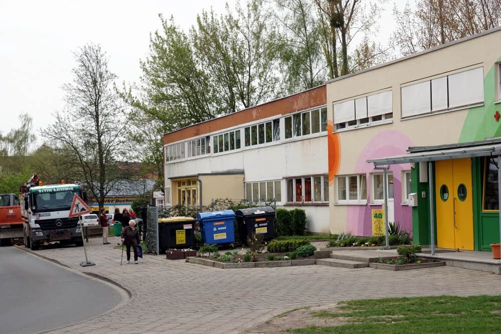 Der Unterschied ist zu sehen: links die Kita, rechts die Kinderkrippe.