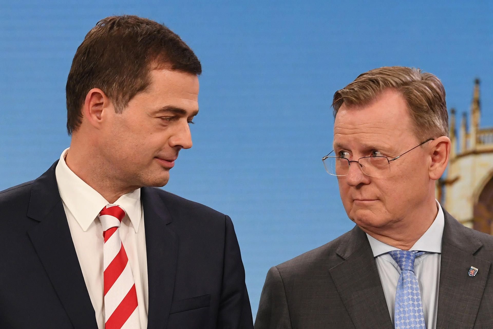Geht da was? Mike Mohring (l.), CDU-Spitzenkandidat und Bodo Ramelow (Die Linke) Ministerpräsident von Thüringen und Spitzenkandidat der Partei für die Landtagswahl, mustern sich im Wahlstudio.
