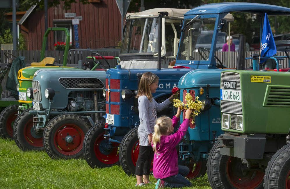 Stacey und Emely (r.) schmückten die alten Oldtimertraktoren mit Blumen.