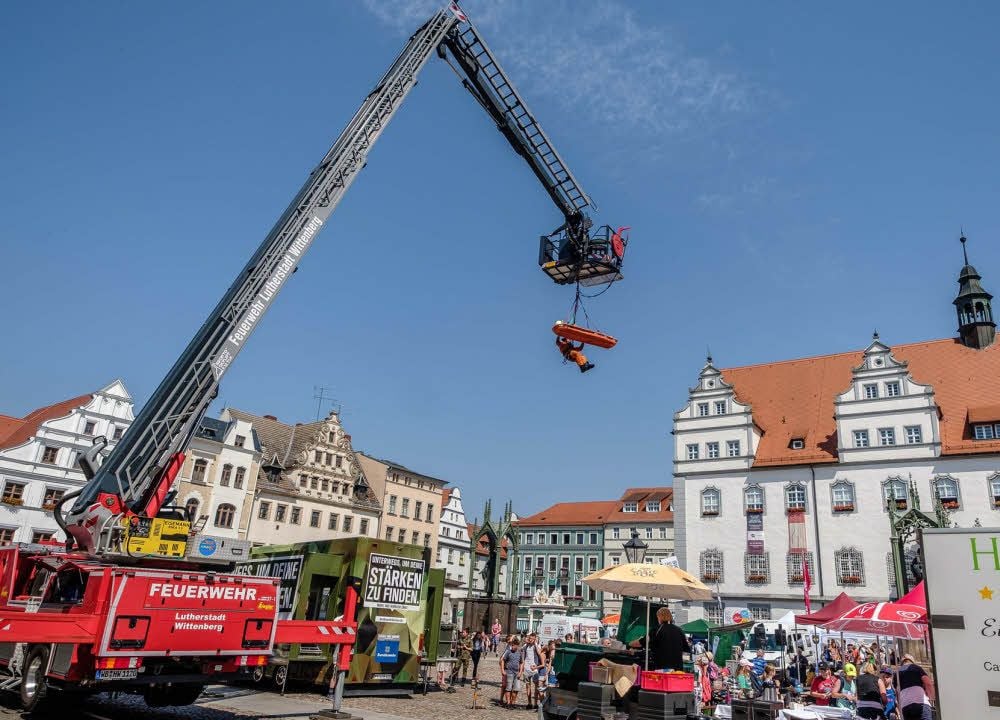 Die Höhenrettung aus Coswig demonstriert die Rettung eines Dachdeckers aus einem oberen Stockwerk.