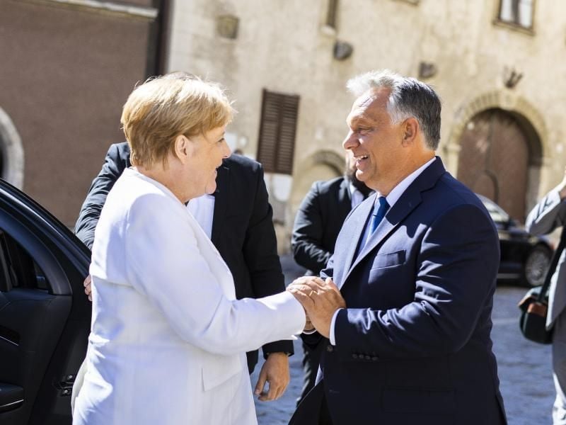 Ungarns Ministerpräsident Viktor Orban empfängt Bundeskanzlerin Angela Merkel in Sopron. Foto: Balazs Szecsodi/MTI/Hungarian Prime Minister's Press Office
