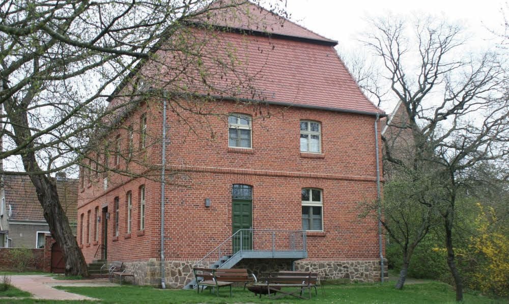 Das Alte Pfarrhaus in Klöden steht Interessenten nach seiner Sanierung seit Juni 2008 als Tagungs- und Freizeitenheim zur Verfügung.