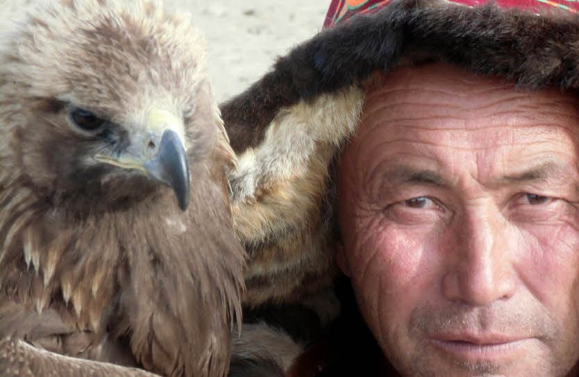Ein Jäger mit seinem Steinadler im mongolischen Altai-Gebirge. Die Vögel fürs Jagen einzusetzen, ist eine kasachische Tradition.