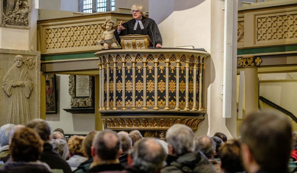 Pfarrer Alexander Garth auf der Kanzel in der Stadtkirche.