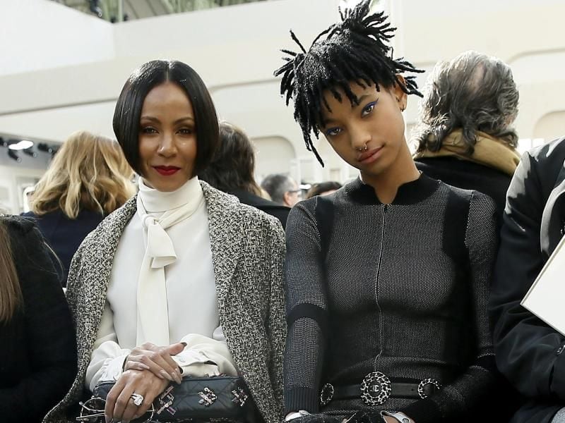 Schauspielerin Jada Pinkett Smith und ihre Tochter Willow 2016 auf der Paris Fashion Week. Foto: Etienne Laurent