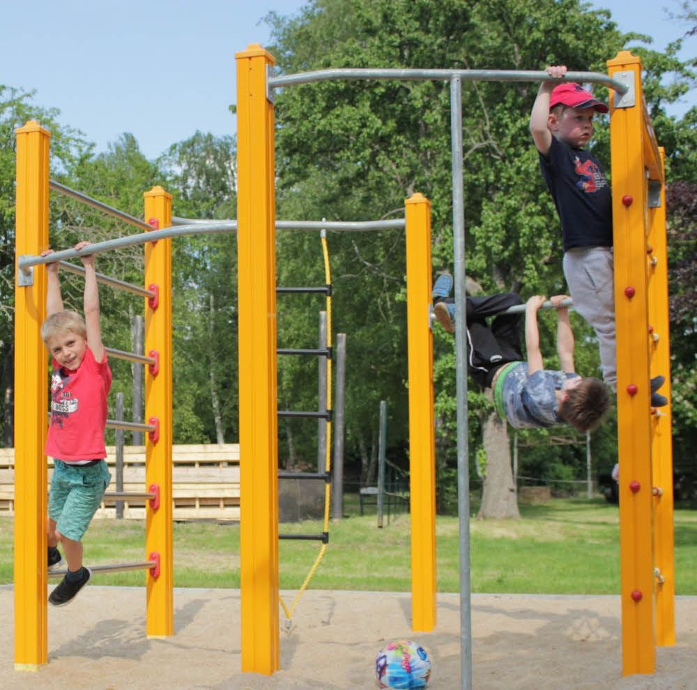 Zum erneuerten Spielplatz in Scheuder gehört unter anderem ein Klettergerüst. Fynn, Maximilian und Micha (v.l.) testen beim Dorffest das Gerät.
